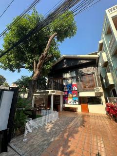 ให้เช่า บ้าน ซอยสุทธิพงษ์  ซอยสุทธิพงศ์ 3 ซอยจิ๊ปดำริห์ ซอยอินทามระ 41 ใกล้ถนนสุทธิสารวินิจฉัย ดินแดง ใกล้ MRT สุทธิสาร ถนนรัชดา บ้านทรงไทยคลาสสิก เหมาะทำธุรกิจ