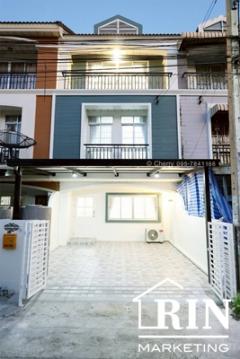 ขายทาวน์เฮ้าส์ 3 ชั้น รอยัล สายไหม วิลเลจ ต้นๆถนนสายไหม ขนาดพื้นที่ 20 ตรว. 3 นอน 4 น้ำ ห้องนอนมีห้องน้ำในตัวทุกห้อง พื้นที่ใช้สอย 180 ตรม. แอร์ใหม่ 1ตัว ที่ชั้น1 ต่อเติมครัว โรงรถใหม่ มุ้งลวดเหล็กดัด ผ้าม่านใหม่ รีโนเวทใหม่ทั้งหลัง สไตล์สวยหรู อบอุ่