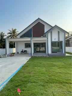 แม่กลอง บ้านเดี่ยวสไตล์นอร์ดิก ใหม่ โปร่งโล่ง อยู่สบาย พร้อมเฟอร์ 95 ตร.ม. 24 ตร.วา. รพ.สมุทรสงคราม 7.1 กม.3 นอน 2 น้ำ