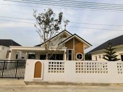 ขายบ้านเดี่ยวชั้นเดียว 67.9 ตร.วา  หมู่บ้านพุทธศิริ  โครงการใหม่ แบบนอร์ดิก ทันสมัย  ติดสวนพุทธมณฑลสวนสุขภาพ  บ้านแพ้ว  ZW539
