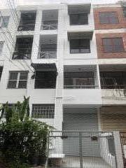 ให้เช่าทาวน์โฮม4ชั้นแยกพัฒนาการใกล้เตรียมพัฒ出租：帕塔那坎路四层建筑