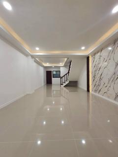 ขายด่วนทาวน์เฮ้าส์ รีโนเวทใหม่ ถนนรามคำแหง 118 ใกล้กาญนาภิเษก (N.1702)-202505021707431746180463069.jpg