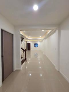 ขายด่วนทาวน์เฮ้าส์ รีโนเวทใหม่ ถนนรามคำแหง 118 ใกล้กาญนาภิเษก (N.1702)-202505021707511746180471402.jpg
