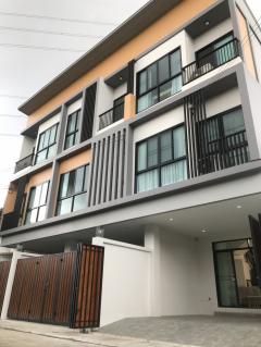 ขายทาวน์โฮม 3 ชั้น  พร้อมเฟอร์นิเจอร์ ห้วยขวาง ซอยประชาราษฎร์บำเพ็ญ-202505081151251746679885396.jpg