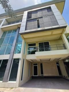 ให้เช่าทาวน์โฮมห้องมุม600-ตร.ม.ย่านรา
