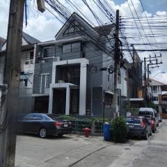 RM206ให้เช่าทาวน์โฮม 3 ชั้น  ทาวน์อินทาวน์ หลังมุม ทำโฮมออฟฟิศได้ มีที่จอดรถได้หลายคัน ดารานักแสดงอาศัยอยู่เยอะ