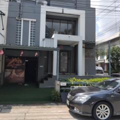 RM206ให้เช่าทาวน์โฮม 3 ชั้น  ทาวน์อินทาวน์ หลังมุม ทำโฮมออฟฟิศได้ มีที่จอดรถได้หลายคัน ดารานักแสดงอาศัยอยู่เยอะ-202505161928421747398522686.jpg