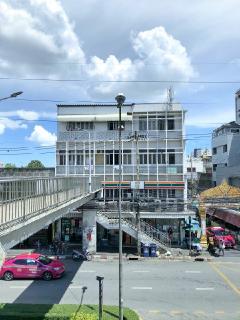 บางขุนนนท์ 1.3 กม. รร.อาชีวศึกษาธนบุรี 1.3 กม.พรานนก MRT ไฟฉาย อพาร์ทเม้นท์ 4 ชั้น 38ตร.วา. 308 ตร.ม.15 นอน 15 น้ำ 