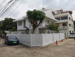 ขายบ้านเดี่ยว 2 ชั้น หลังมุม สไตล์วินเทจ 71 ตรว. ซอยเย็นอากาศ ย่านสาทร สภาพแวดล้อมดี เงียบสงบ ใกล้ One Bangkok 