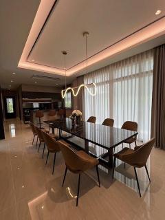 ขาย  ให้เช่า บ้านเดี่ยวคฤหาสน์หรูสไตล์โมเดิร์น โครงการ เพอร์เฟค มาสเตอร์พีซ พระราม 9-กรุงเทพกรีฑา Perfect Masterpiece Rama 9-Krungthep Kreetha ซอยศรีนครินทร์ - ร่มเกล้า-202505191817591747653479542.jpg