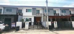 ทาวน์เฮ้าส์ - area 17 Square Wah  ใกล้กับ อยู่ตรงข้ามกับเทสโก้ โลตัส โรจนะ ใกล้ห้างสรรพสินค้าแม็คโคร ใกล้โชว์รูมรถ นิคมอุตสาหกรรมโรจนะ 1, 2 และ 3 เมกาโฮม โรงพยาบาลราชธานี โรงเรียนเซนต์แมรี่ ตลาดจอมพล ป. ตลาดสี่ขวา จัดหนักจัดเต็ม ระบบความปลอดภัยสูงสุด