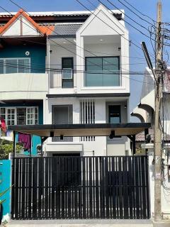 ขายทาวน์โฮม 3.5 ชั้น เล่นระดับ ซอยติวานนท์ 43 ตกแต่งใหม่ ใกล้รถไฟฟ้า สถานีสามัคคี