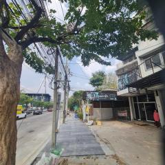 ขายหรือให้เช่าอาคารพาณิชย์ 4 ชั้น ติดถนนสุคนธสวัสดิ์ ราคาดีทำเลดีติดต่อผึ้งรติ โทร 061-941-9639-202505271038421748317122409.jpg