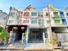 ขายทาวน์โฮม 3 ชั้น หมู่บ้านลัลลี่วิลล์ ลำลูกกา-คลอง 1 เนื้อที่ 21 ตารางวา  ซอยบุญคุ้ม(ซอยลำลูกกา 1) ถนนลำลูกกา ตำบลคูคต อำเภอลำลูกกา จังหวัดปทุมธานี
