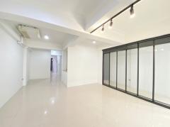 ให้เช่า โฮมออฟฟิศ สำนักงาน พื้นที่ร้านค้า ซอยเอกมัย 10 ใกล้รถไฟฟ้า BTS เอกมัย พื้นที่ 90 ตารางเมตร มีที่จอดรถ