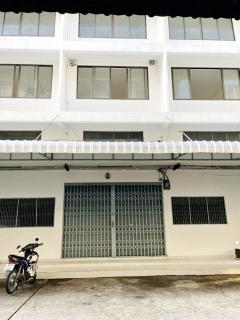 รัชดาภิเษก-MRTท่าพระ200ม. โกดัง อาคารพาณิชย์ 3 คูหา 4 ชั้น 654 ตรม.ตลาดพลู ติดถนนใหญ่  55ตรว.  สี่แยกท่าพระ  2 คัน 