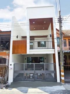 ขายทาวน์เฮ้าส์ รีโนเวทใหม่ หมู่บ้านอยู่เจริญดอนเมือง ติดถนนวิภาวดี 37 (N.1731)