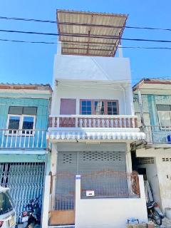เกาะลอยโรบินสัน ศรีราชา 1 กม.ตลาดถนนคนเดิน 1 กม. ให้เช่าบ้านทาวน์โฮม  3 ชั้น พร้อมดาดฟ้า 19ตร.วา. 219ตร.ม