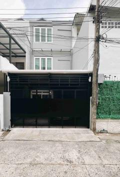 ขายทาวน์เฮ้าส์ 3 ชั้น ใกล้ MRT ห้วยขวาง พื้นที่ใช้สอย 170 ตร.ม. ทำเลทองใจกลางรัชดา เดินทางสะดวก เหมาะอยู่อาศัยและทำโฮมออฟฟิศ พร้อมเข้าอยู่ทันที