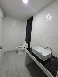 ขายโรงงานและให้เช่าโรงงานพร้อมออฟฟิศ 3ชั้น พื้นที่สีม่วงแท้ ขอใบรง.4ได้ มือหนึ่ง พื้นที่ 810 ตรม. ตำบลแคราย สมุทรสาคร ถนนเศรษฐกิจ ใกล้ถ.พุทธสาครและบางบอน5-202506061543371749199417586.jpg