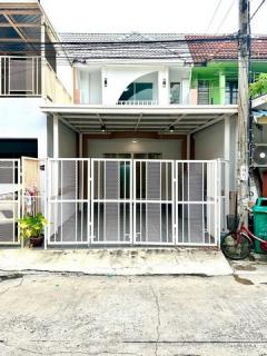 ขายบ้าน รีโนเวทใหม่พร้อมอยู่ 1.49ลบ.ถ.บ้านกล้วย - ไทรน้อย บางบัวทอง การเดินทางสะดวกสบาย ร้านค้า ร้านอาหาร ใกล้ห้าง ใกล้ ทางด่วน M81 