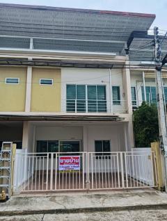 ขายบ้านทาวน์เฮาส์ 2ชั้น  หมู่บ้านวพีวิลเลจ  อยู่ติดถนนเส้นหลัก ทางไประยอง