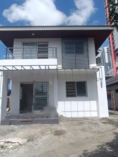 ให้เช่าบ้านเดี่ยว2ชั้นถ.เจริญราษฎร์ แอร์ครบทุกห้องบ้านณีโนเวทใหม่ไม่มีเฟอร์นิเจอร์มี3ห้องนอน2ห้องน้ำจอดรถได้2คันราคาเช่าเดือนละ25,000บาท 