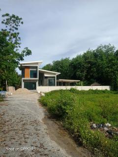 ขายที่ดิน+รับก่อสร้างบ้านใกล้เมืองนครศรีธรรมราชราคาถูกใกล้เซ็ลทรัล2กม{ราคาต่อรองได้}พร้อมจบทันทีมีสาธารณูปโภคประปา ไฟฟ้า ถนนกว้าง6เมตร