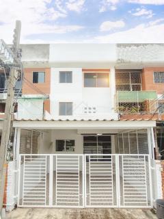 ขายทาวน์เฮ้าส์ 3 ชั้น 24 ตรว. 5 ห้องนอน ทำเลน่าอยู่ ซอยอินทามระ 35 รีโนเวททั้งหลัง 