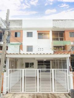 ขายทาวน์เฮ้าส์ 3 ชั้น 24 ตรว. 5 ห้องนอน ซอยอินทามระ 35 ใกล้ MRT สุทธิสาร ( รีโนเวททั้งหลัง )