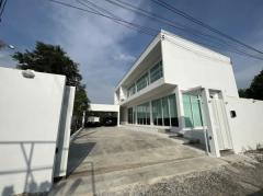 RM329 ให้เช่าบ้านเดี่ยว สีขาว สไตล์ Modern 2 ชั้น บรรยากาศเงียบสงบ โปร่ง โล่ง สบาย เหมาะสำหรับพักอาศัย หรือ Airbnb ใกล้สุวรรณภูมิ