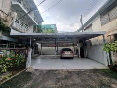 ขายบ้าน 3 ชั้น 7 ห้องนอน ทำเลดีเยี่ยม อยู่ระหว่างซอยสาธุประดิษฐ์ 40 และ 42 ขนาด 44 ตร.ว.
