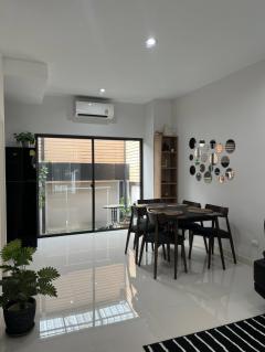 RM327 ให้เช่าหรือขาย  ทาวน์โฮม 3 ชั้น บ้านกลางเมืองพระราม9 กรุเทพกีฑา สวย พร้อมอยู่