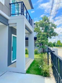 แยกสิริโสธร  จัดเต็มเฟอร์ เซ็นทรัล ฉะเชิงเทรา 2.1 กม.ให้เช่าบ้านเดี่ยว 2 ชั้น 160 ตร.ม.40 ตร.วา.ติดถนนใหญ่ 3 นอน3 น้ำ 