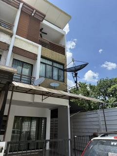 ให้เช่าทาวน์โฮม-3-ชั้นหลังริม-3-ห้องน