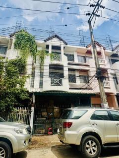 ขายบ้านทาวน์โฮม หมู่บ้านนวลจันทร์ ซอยรามอินทรา 40 ใกล้รถไฟฟ้าสายสีชมพูเพียง 300 เมตร คุณโอ๋ 098-097-8715