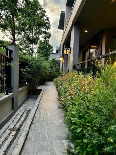ขาย-ให้เช่า บ้านเดี่ยวหรู 3 ชั้น 130 ตรว.  แกรนด์ บางกอก บูเลอวาร์ด อีสต์ พระราม 9 แถมเฟอร์ฯ ทั้งหลัง เขตสะพานสูง กรุงเทพ-202507072100071751896807609.jpg