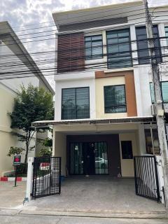 ขายทาวน์โฮม 3 ชั้น 19.40 ตรว. ซิกเนเจอร์ วิภาวดี 60 หลังริม หน้าสวน เฟอร์พร้อมอยู่