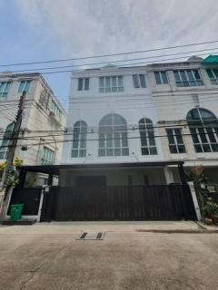 ขายโฮมออฟฟิต 3.5 ชั้น 240 ตรม. หลังมุม ลาดพร้าววังหิน โชคชัย 4 ใกล้ MRT โชคชัย ( จดทะเบียนได้ )