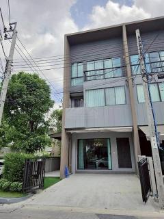 ให้เช่าทาวน์โฮม 3 ชั้น 25.6 ตรว. หลังมุม บ้านกลางเมือง พระราม 9-กรุงเทพกรีฑา ใกล้สนามบินสุวรรณภูมิ