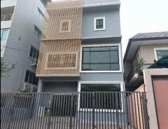 BH3654 ให้เช่าอาคารพาณิชย์ 3 ชั้น พร้อมลิฟต์โดยสาร ใจกลางสุขุมวิท 71 (ปรีดีพนมยงค์ 14) พื้นที่ใช้สอยกว่า 450 ตร.ม. + ดาดฟ้า 160 ตร.ม. 