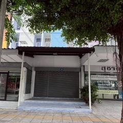 ให้เช่าอาคารพาณิชย์ 3.5 ชั้น พัฒนาการ 57/1 ติดถนนใหญ่ ใกล้ตลาดพัฒนาการ (N.1798)