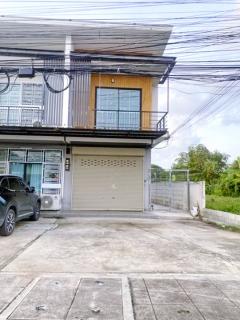 ตลาดศรีระยอง 1.6 กม. เซ็นทรัล ระยอง 4 กม.  ให้เช่าอาคารพาณิชย์ 2 ชั้น  ห้องริม 27 ตร.วา. 220 ตร.ม. 2แอร์ 2นอน 2น้ำ  