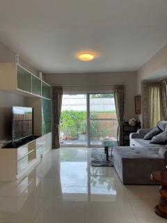 RM481 ให้เช่าบ้านเดี่ยว 2 ชั้น หมู่บ้านมัณฑนา เลค วัชรพล มีความเป็นส่วนตัว ไม่มีบ้านฝั่งตรงข้าม เหมาะสำหรับอยู่อาศัย และการทำเป็นโฮมออฟฟิศ