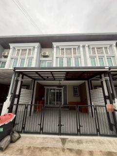 ให้เช่าทาวน์เฮ้าส์ 2 ชั้น หมู่บ้าน Golden Town สุขุมวิท-แบริ่ง สุขุมวิท 76 ใกล้ BTS แบริ่ง (N.1802)