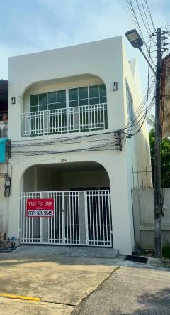 ขายทาวน์โฮม 2 ชั้น บิ้วอินครบ แต่งสวย พร้อมอยู่ ขนาด 20 ตร.วา