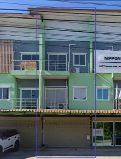 ขายถูก อาคารพาณิชย์ 3 ชั้น ติดถนน เนื้อที่ 20 ตร.ว.ใจกลางแหล่งธุรกิจ และนิคมอุตสาหกรรม เดินทางสะดวก ตั้งอยู่ใกล้วัดโสภณ - มาบตาพุด ระยอง
