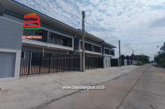 ทาวน์เฮาส์ หมู่บ้าน กฤษดาเพลส หลังริม เนื้อที่ 34 ตรว. ถนนกาญจนาภิเษก ต.คลองห้า อ.คลองหลวง จ.ปทุมธานี-202507261018271753499907233.jpg