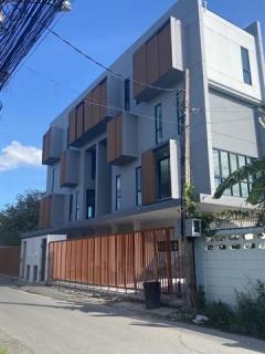 ให้เช่าโฮมออฟฟิศ3.5ชั้นย่านรัชดาลาดพร้าวลาดพร้าววังหินโชคชัย4 ใกล้MRTลาดพร้าว ใกล้ศาลรัชดา