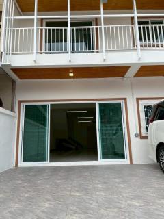ให้เช่าทาวน์เฮาส์บ้านร่มจิตร ที่ดิน32 ตร.ว 4 นอน 3 น้้ำ จอดรถ 2 คัน มีดาดฟ้า ตกแต่งใหม่ทั้งหลัง ใกล้ BTS พร้อมพงษ์ ถนนสุขุมวิท22
